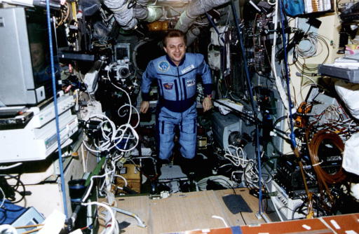 SONY HB-G900 en primer pla a l'esquerra en l'estació espacial MIR